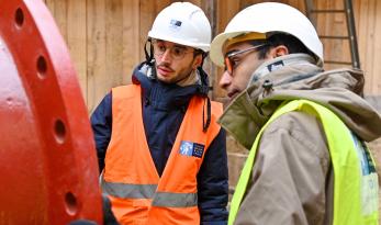 Deux ingénieurs du SEDIF regardant une canalisation d'eau potable