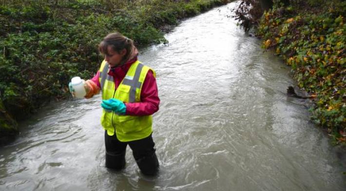 L'association AquiBrie prélevant de l'eau dans la ressource