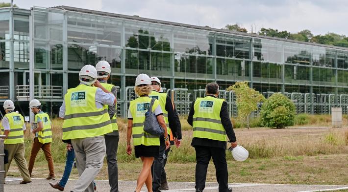 Les élus se dirigent vers le bâtiment de nanofiltration lors de la visite d'été 2022