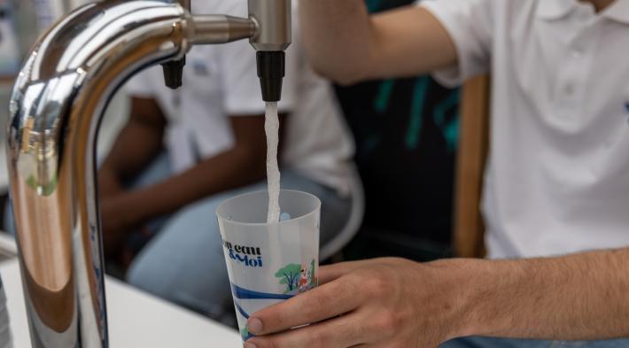 photo du Garden Parvis 2021 : éco-cup rempli à un robinet