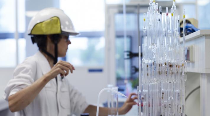 Femme procédant à des analyses dans un laboratoire