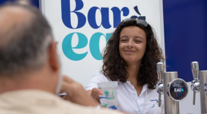 Verre d'eau tendu par une jeune fille