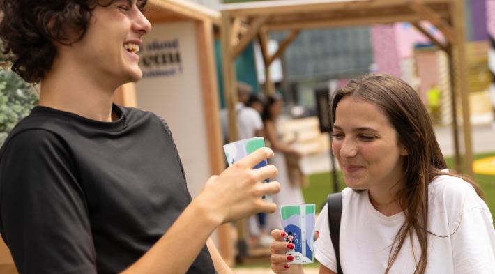 Deux jeunes buvant un verre d'eau du robinet