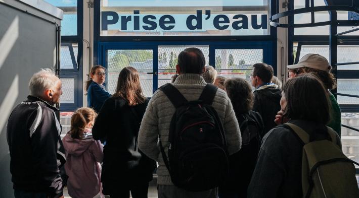 La visite de l'usine commence par la prise d'eau, ici en bord de Seine à Choisy-le-Roi.