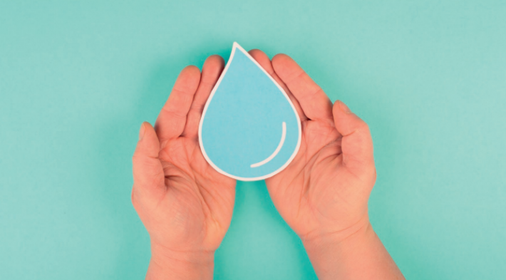 Goutte tenue dans les mains