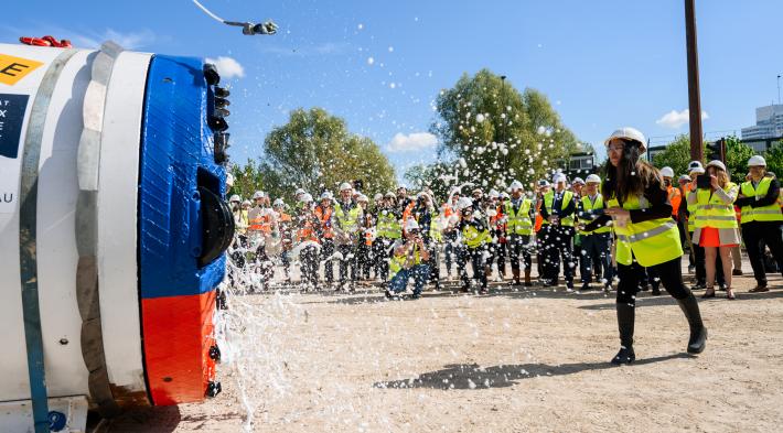Le micro-tunnelier « Estelle » a été baptisé hier, mardi 14 avril 2026, devant la Manufacture de Sèvres.