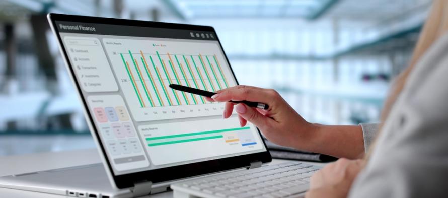 Jeune comptable qui gère les coûts