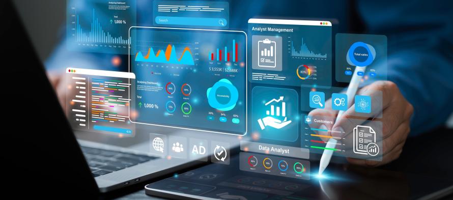 Analyste utlisant un ordinateur et des tableaux de bord