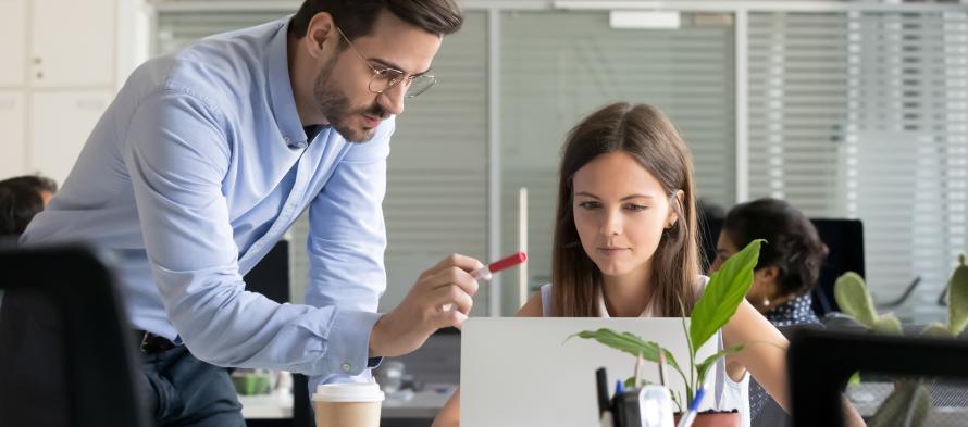 Directeur formant une stagaire