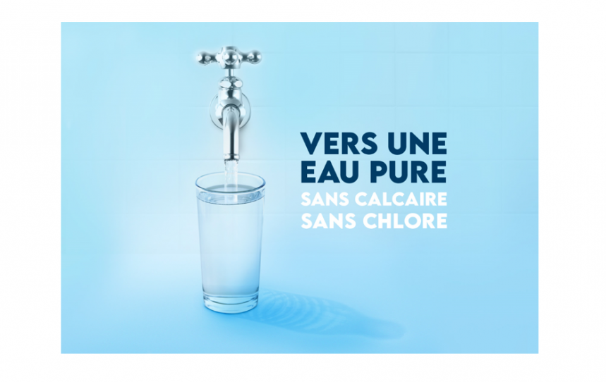 Visuel de campagne d'un robinet remplissant un verre d'eau avec accroche "vers une eau pure, sans calcaire, sans chlore"
