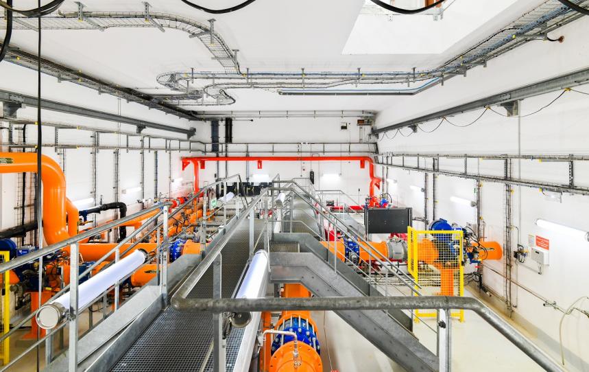 Vue des canalisations au sous-sol de la station de Bruyères-de-Sèvres