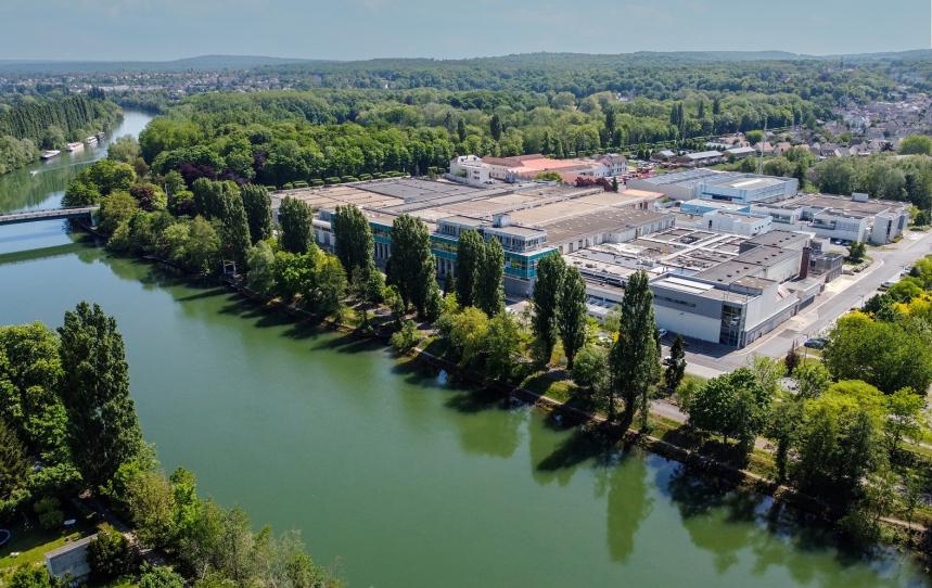 Vue aérienne de l'usine de Méry-sur-Oise et d l'Oise