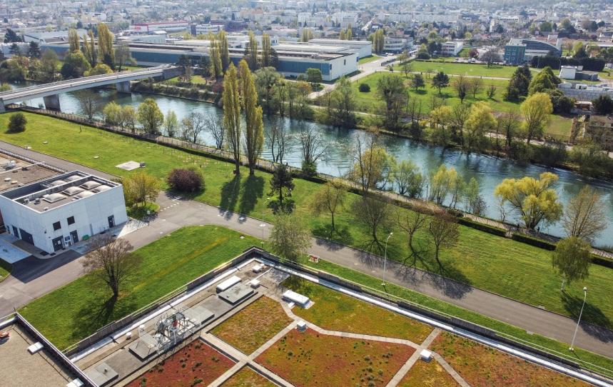 Vue aérienne de l'usine de Neuilly-sur-Marne, du pont-aqueduc et de la Marne