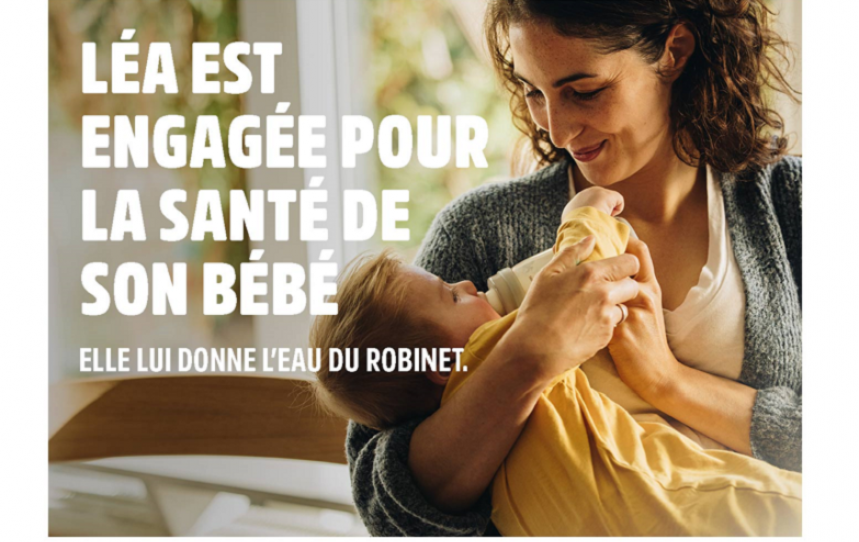 Léa donne un biberon à son enfant