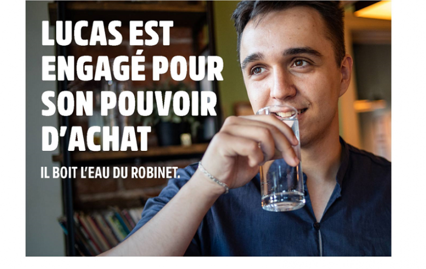 Lucas boit un verre d'eau du robinet.