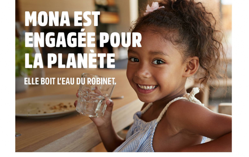 Mona est engagée pour la planète. Elle boit l'eau du robinet : petite fille avec un verre d'eau.