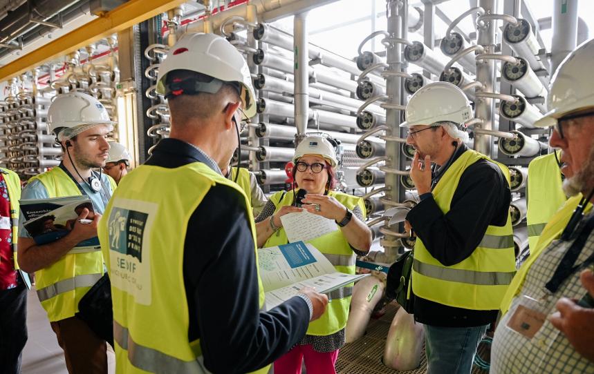 Les articipants visitent le bâtiment de nanofiltration lors de la visite d'été 2022