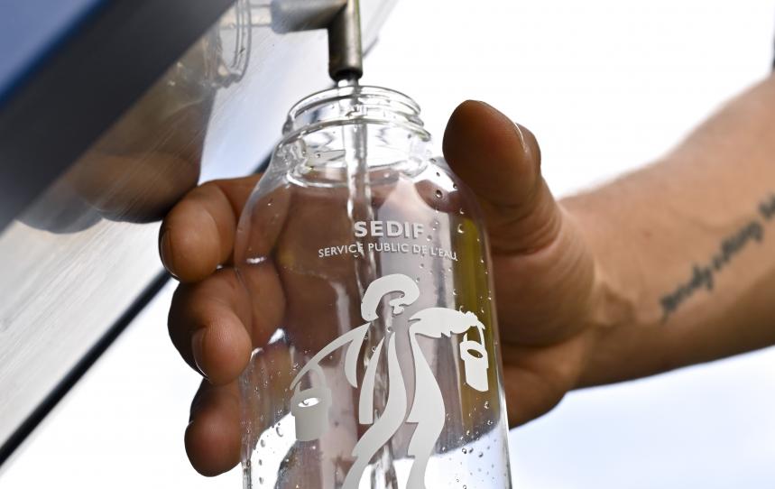 Remplissage d'une gourde SEDIF à une fontaine