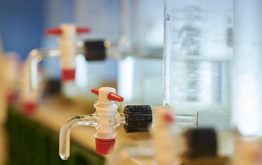 Vue du matériel d'analyses dans le laboratoire de Choisy