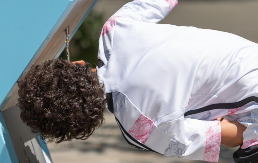 Enfant buvant à la fontaine